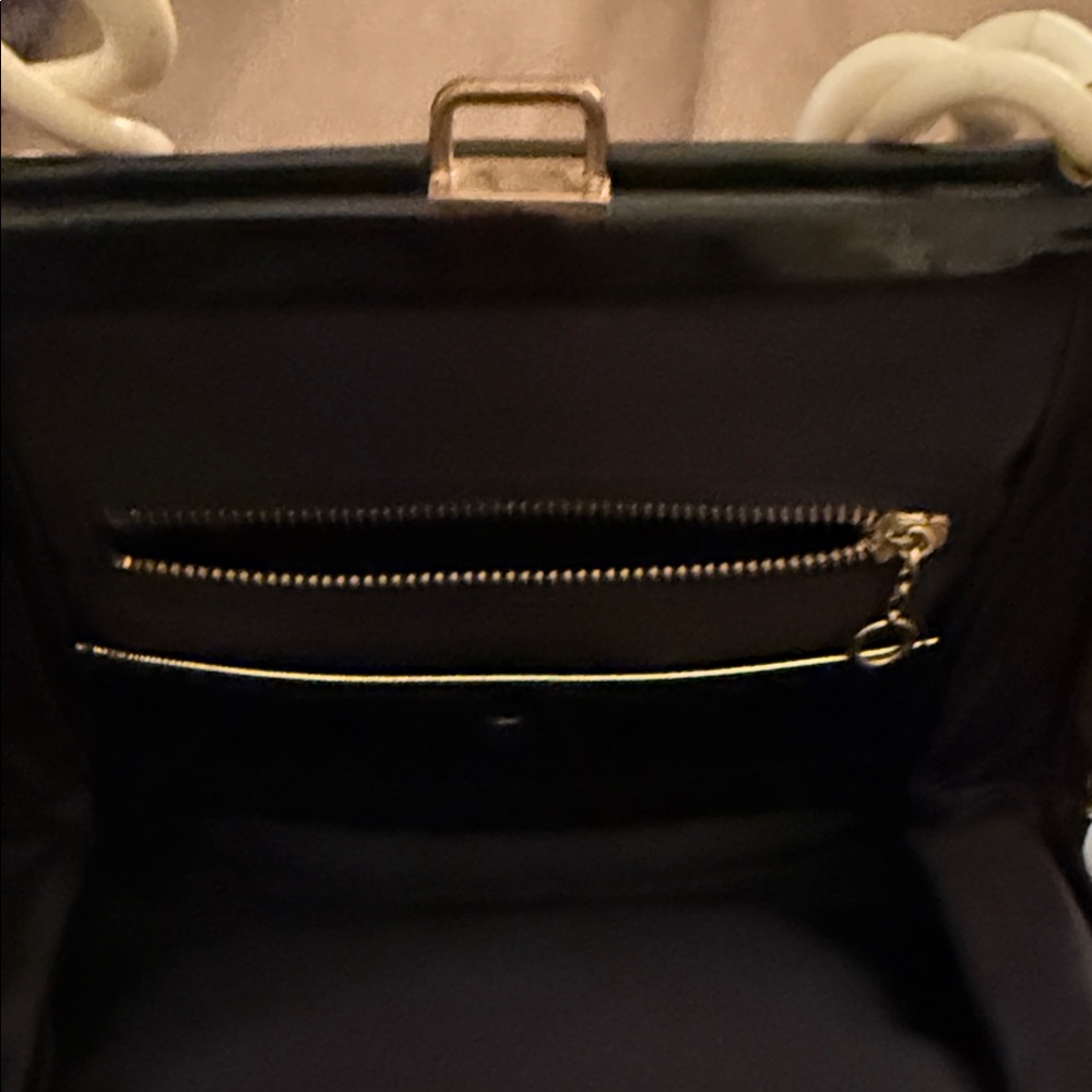 Vintage Lewis Patent Leather purse with Cream Chain - Picture 3 of 5